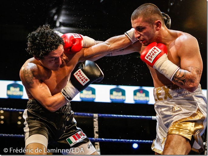 combat entre Alex Miskirtchian (short blanc et or) et Escobar lors du Gala de Boxe qui s'est déroulé à Charleroi (Spriroudome) le 14/03 /2015.